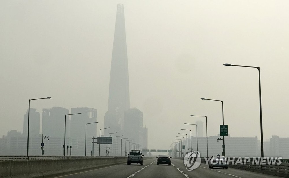 首爾蠶室大橋附近被霧霾籠罩。