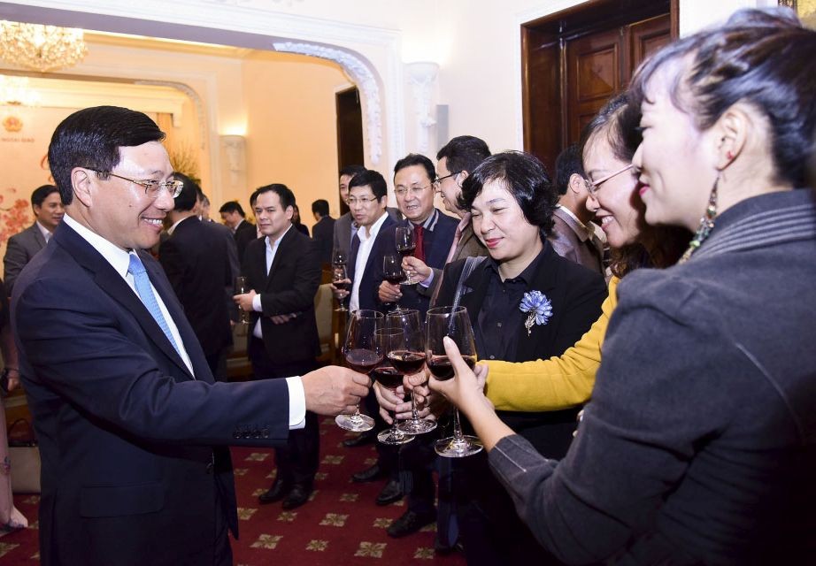外交部長范平明（左）同與會代表在聚會上碰杯致意。（圖源：阮紅）