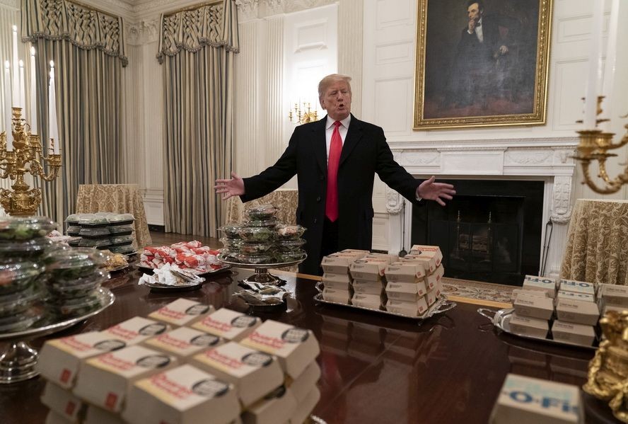 美國政府關門，特朗普在白宮請客人吃漢堡。（圖源：AP）