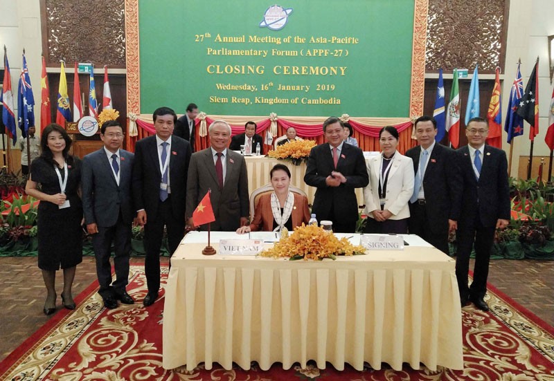 國會主席阮氏金銀（中）簽署2019年暹粒聯合聲明。（圖源：越通社）