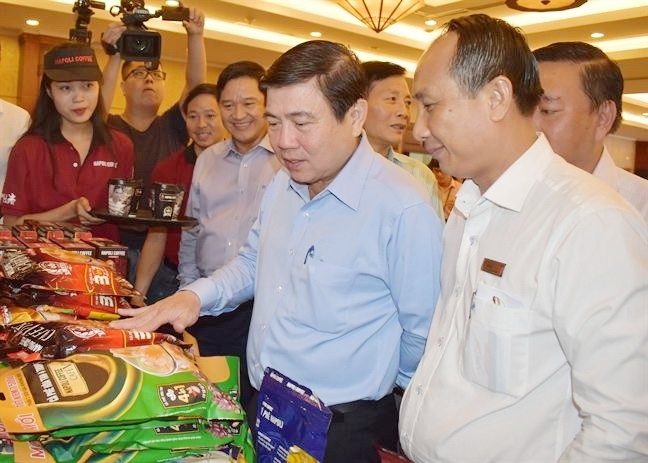 市人委會主席阮成鋒參觀本市企業的產品展。（圖源：明雲）