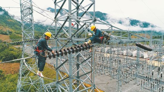 電力技術人員在架設輸電線路。