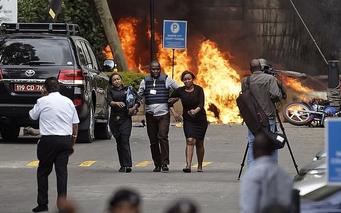 肯尼亞首都內羅畢的爆炸襲擊現場。（圖源：AP）