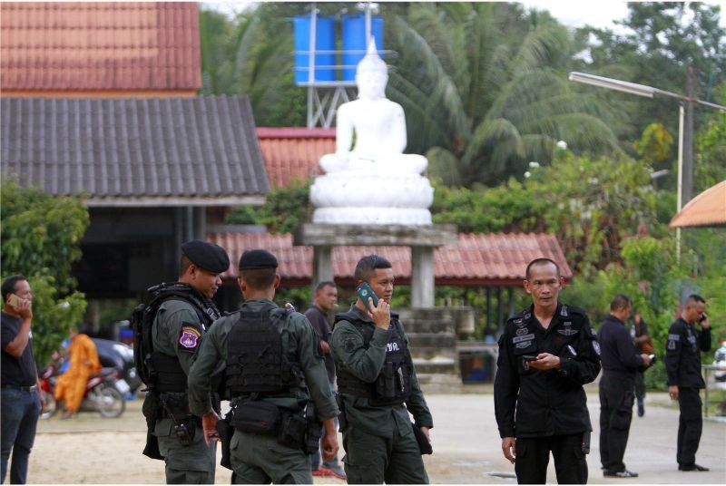 襲擊事件發生後，泰國軍警抵達現場調查。（圖源：路透社）