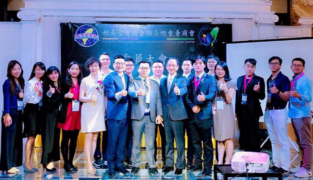 蟬聯新一屆會長的李鴻毅（左七）與貴賓和全體理監事合影。