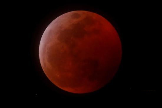 美國加利福尼亞觀測到的“超級血狼月”。（圖源：互聯網）