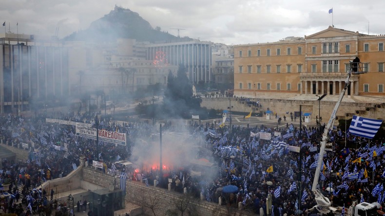 當地時間1月20日，希臘首都雅典數萬民眾走上街頭，抗議政府與馬其頓政府簽署馬其頓更改國名的協議。（圖源：路透社）