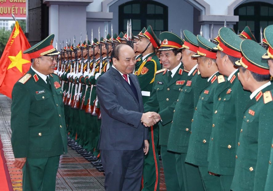 政府總理阮春福與第二總局幹部們親切握手、互致問候。（圖源：越通社）