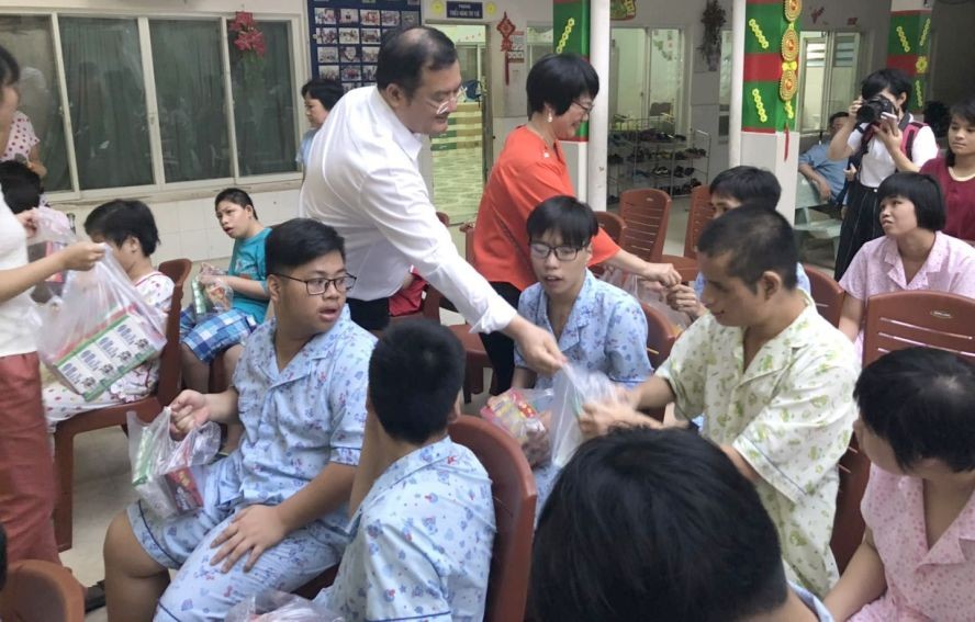 中國商會的愛心團向舊邑郡兒童輔育中心的殘疾兒童和孤兒們贈送禮物。