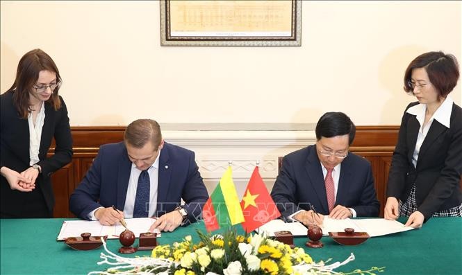 外交部長范平明（右二）與立陶宛內務部長埃穆蒂斯‧米休納斯（左二）簽署《給持有兩國外交與公務護照者免簽證協定》。