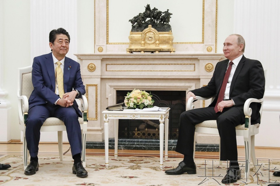 日本首相安倍晉三（左）22日下午在莫斯科與俄羅斯總統普京舉行會談。（圖源：共同社）