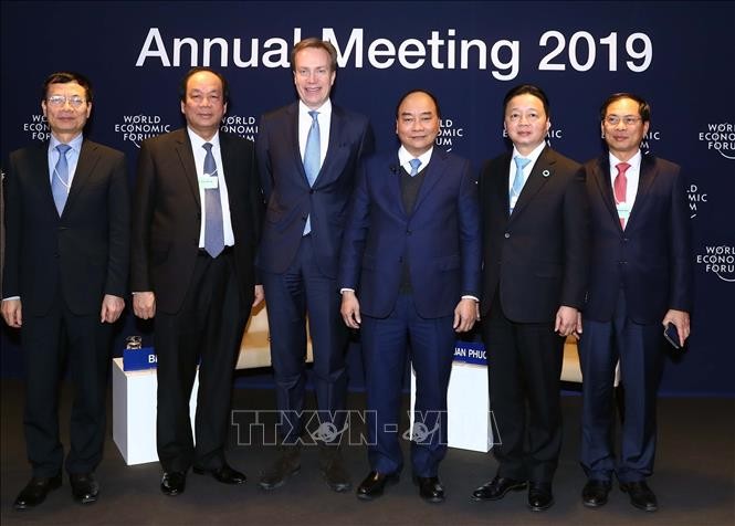 阮春福總理(右三)與越南代表團出席世界經濟論壇年會。（圖源：越通社）