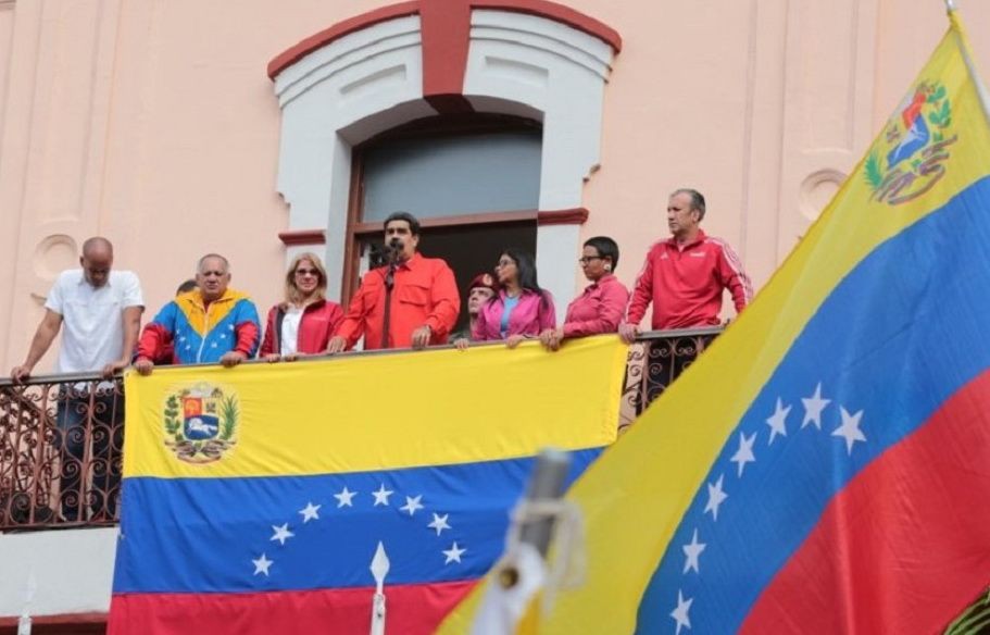 委內瑞拉總統馬杜洛（前中）23日宣佈，將與美國斷絕外交關係，並要求美國外交人員在3天內離境。（圖源：互聯網）