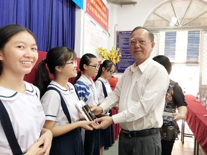 穗城會館理事長盧耀南向書法班贈送毛筆。