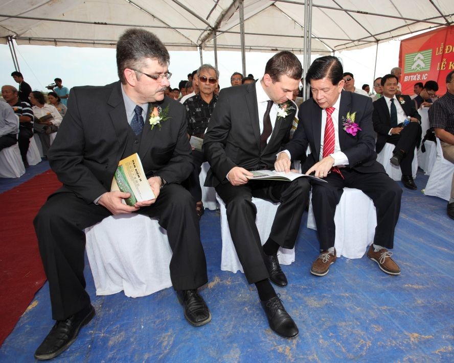 杜龍總經理（右）向外國投資商介紹涵儉 二工業區投資活動。