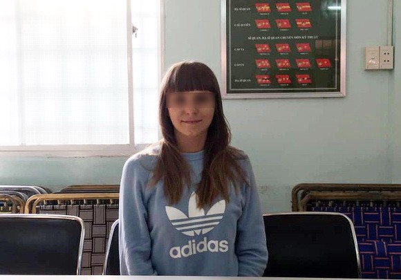 被拘留的俄羅斯籍“鴇母”普羅科夫娃‧埃琳娜。（圖源：明全）