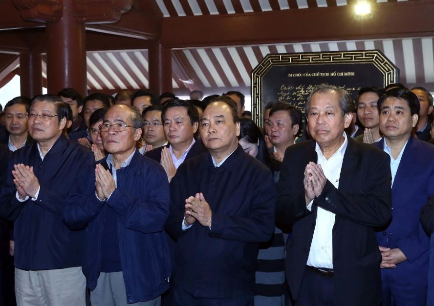 政府總理阮春福（前右二）同多位原國家級領導親往巴為山胡志明主席祠堂上香緬懷胡伯伯。（圖源：越通社）