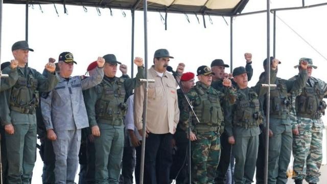 馬杜羅總統（中）親臨現場觀摩軍演。（圖源：路透社）