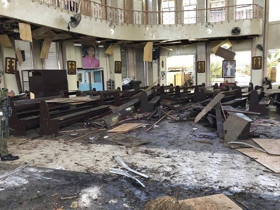 菲律賓蘇祿省霍洛島上某天主教堂遭到2枚炸彈襲擊，現場大廳一片狼藉。（圖源：AP）