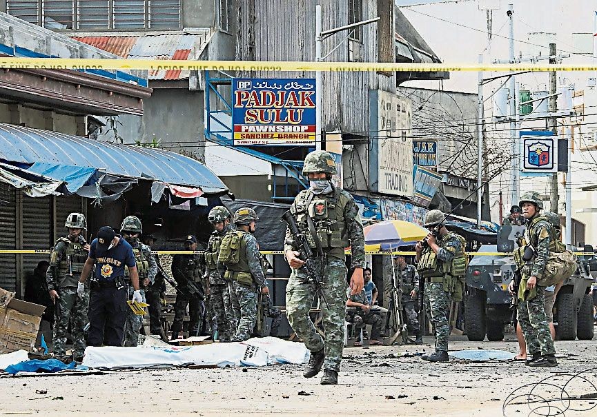 菲律賓軍警已將遭襲教堂所在霍洛市封鎖。（圖源：AFP）