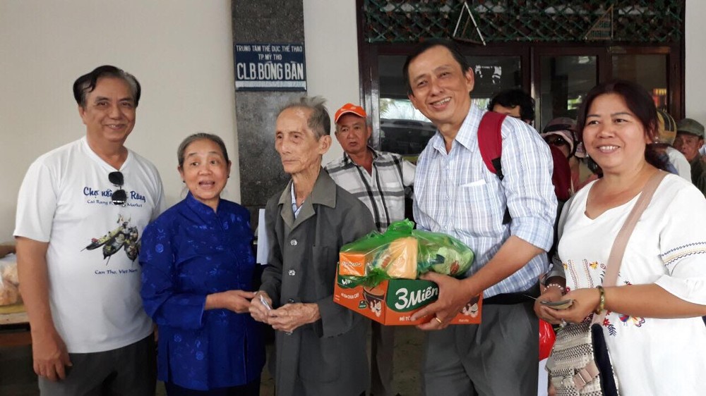 第十郡永安堂和豐生與眾友向前江省州城、米市、美萩和丐皮等4縣的盲人會會員贈送禮物。