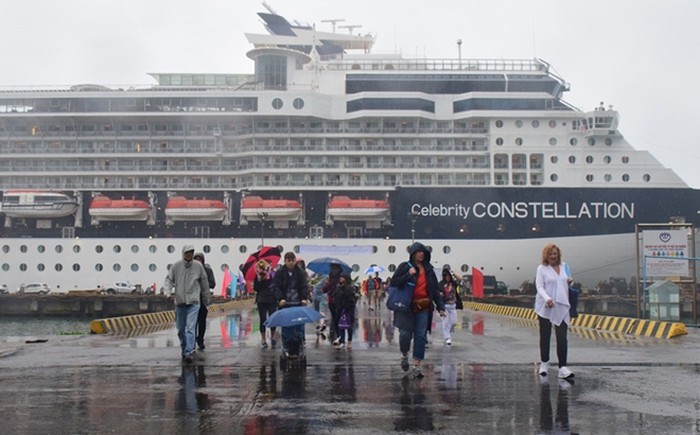 Celebrity Constellation高級郵輪的乘客抵港後上岸觀光遊覽。（圖源：英科）