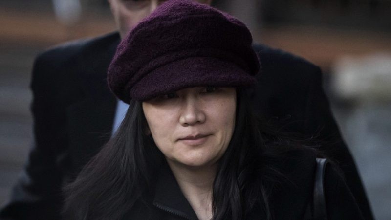 華為首席財務官孟晚舟29日一身黑衣出現在加拿大溫哥華的法庭上，她給出兩個理由申請改動保釋條件，得到法庭批准。（圖源：視頻截圖）