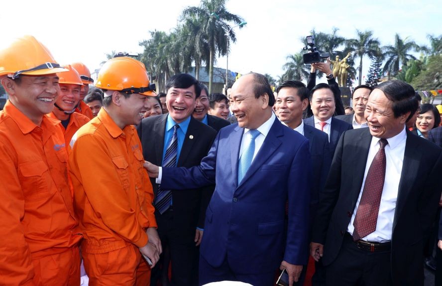 政府總理阮春福（右二）前往看望並向海防市工人拜年。（圖源：越通社）
