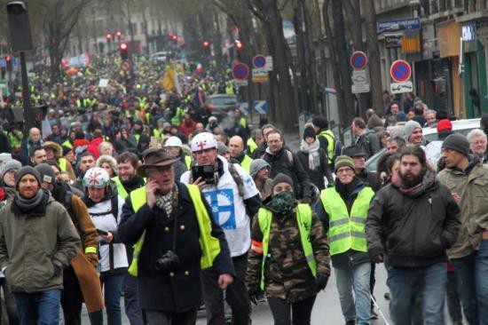當地時間1月19日，巴黎遭遇自2018年11月以來的第十輪示威。圖為示威遊行隊伍當天穿過巴黎市中心。（圖源：互聯網）