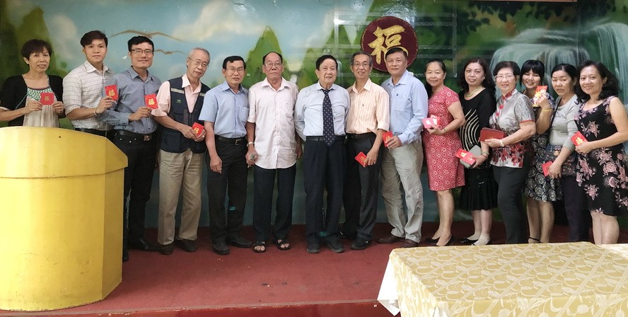 崇華(歐姬)華文中心董事會已向校政主任、教師們派發紅包。