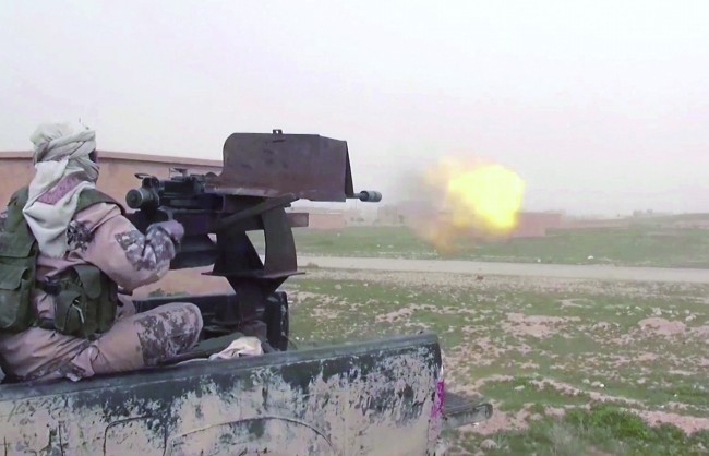 IS成員上月在敘利亞東部向“敘利亞民主軍”發炮攻擊。（圖源：AP）