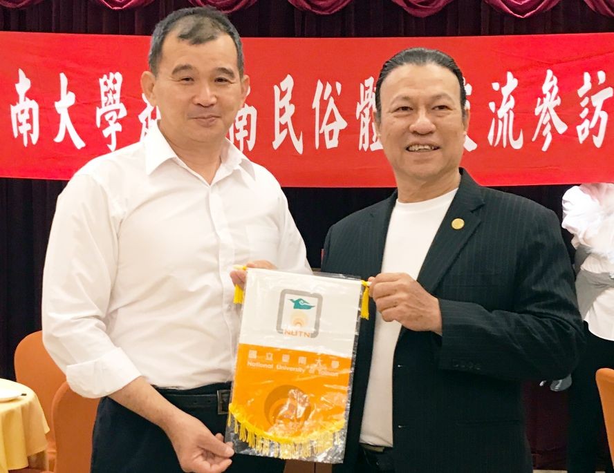 蔡宗信教授（左）向劉劍昌師傅贈送紀念品。