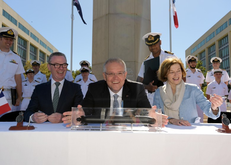 澳總理莫里森（中）與澳防長派恩（左）在簽署購買潛艇協議。（圖源：Getty Images）