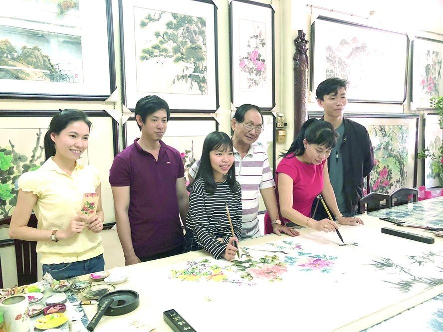 張漢明書畫家開辦的書畫培訓班，於昨(12)日在張畫家的畫廊新春開筆。