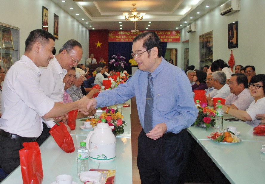 海南會館理事長吳清華向與會者派發新年紅包與大桔。