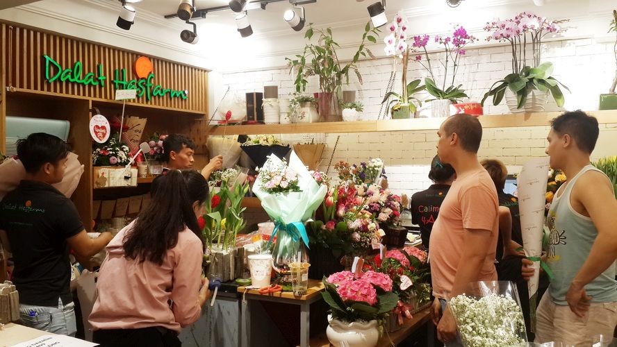 消費者在花店排隊購買情人節花卉。