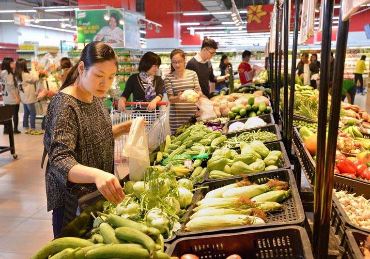 消費者在超市選購蔬菜。（圖源：互聯網）