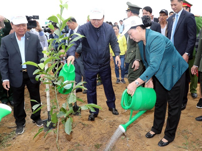 國會主席阮氏金銀參加春節植樹運動。