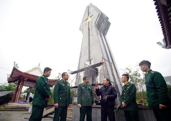 黃如理同志（右三）與保肯邊防哨所的戰士們在保肯英雄烈士紀念台旁交流。