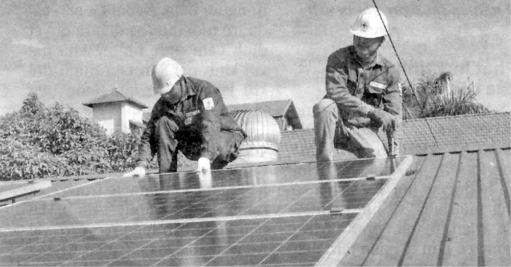 電工技師在第十一郡後江學校安裝太陽能發電板。
