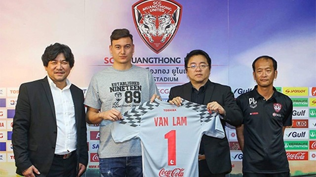 鄧文林在新聞發佈會上展現了自己在泰國蒙通聯的１號球衣。