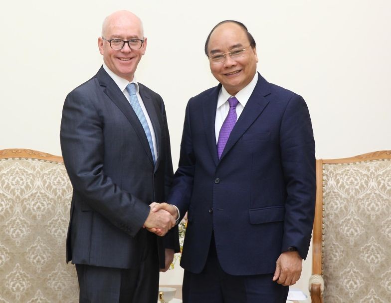 政府總理阮春福（右）接見國際貨幣基金組織(IMF)駐越南辦事處首席代表喬納森‧鄧恩。（圖源：越通社）