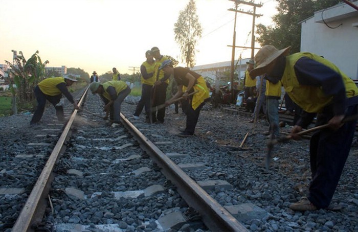 修復鐵軌的工作在緊張進行中。（圖源：玉山）