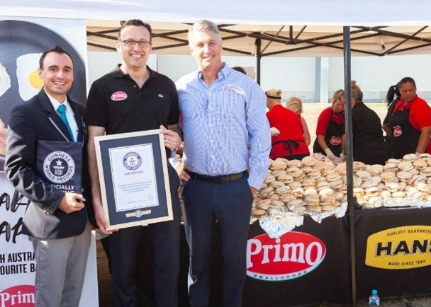 澳大利亞昆士蘭一間食品公司打破了製作最多早餐卷的吉尼斯世界紀錄。（圖源：互聯網）