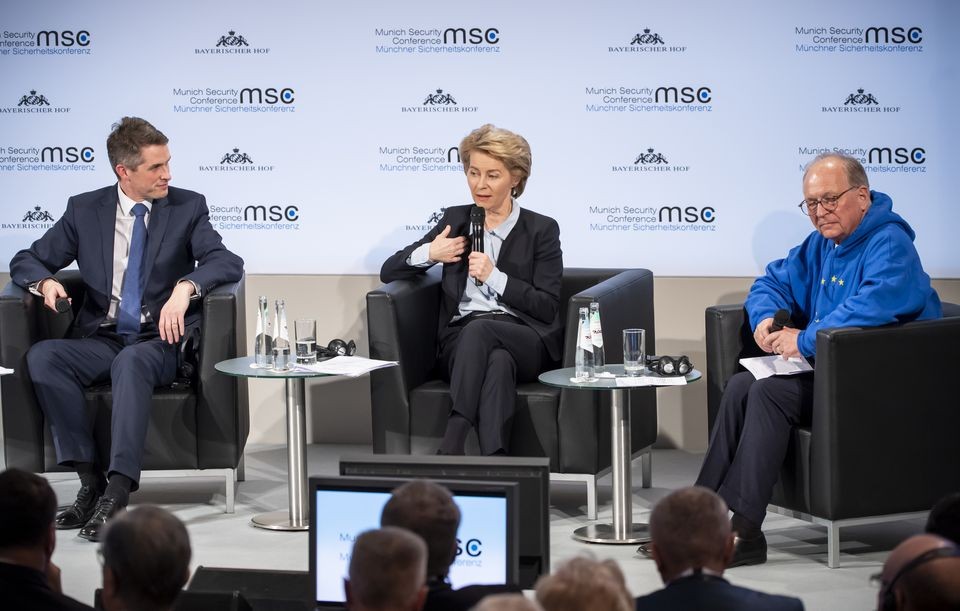 英國防大臣威廉姆森（左）、德國防部長馮德萊恩（中）出席開幕討論會。（圖源：MSC）
