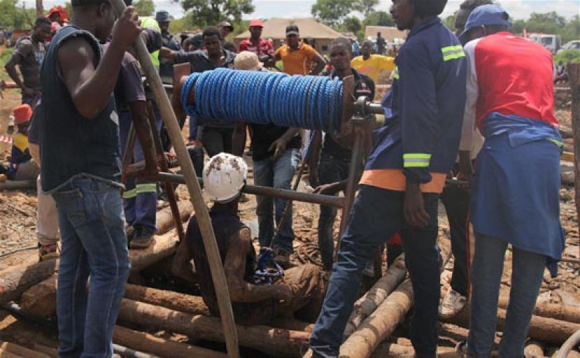 2月15日，在津巴布韋西馬紹納蘭省，救援人員在一座被洪水淹沒的金礦展開營救。（圖源：互聯網）