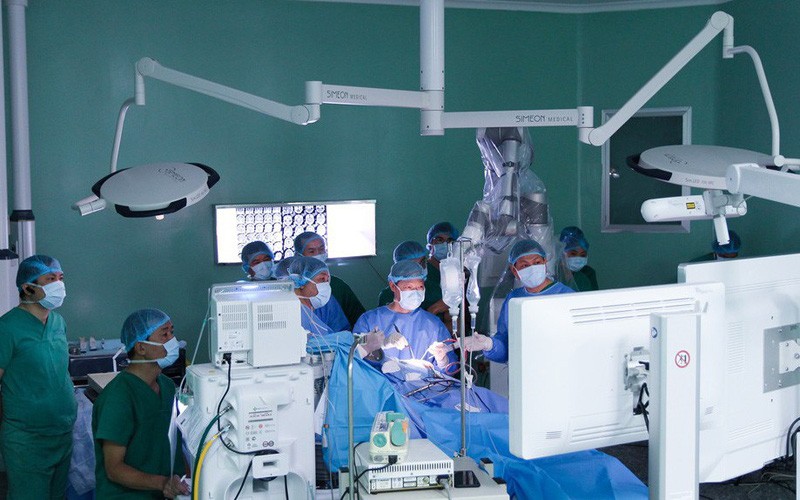 醫護團隊利用機器人輔助進行腦瘤割除手術。（圖源：醫院提供）