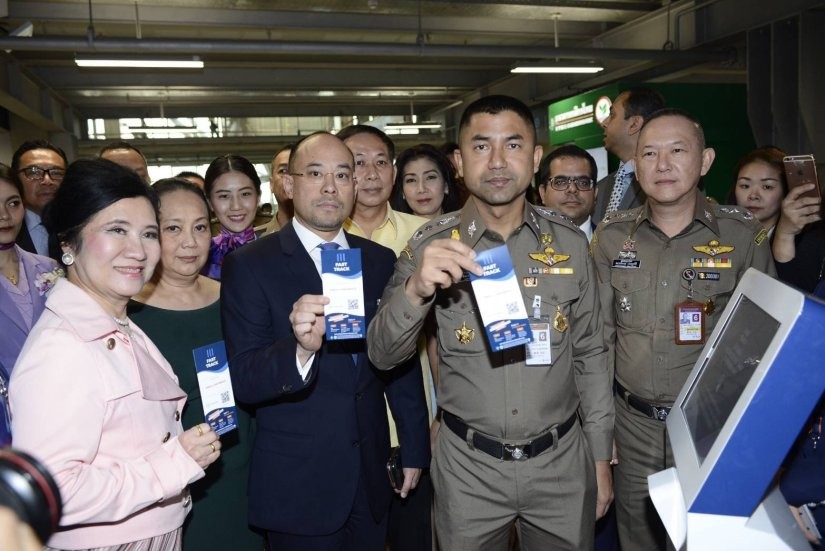 泰移民局長向媒體演示電子落地簽證系統的使用方法。（圖源：互聯網）