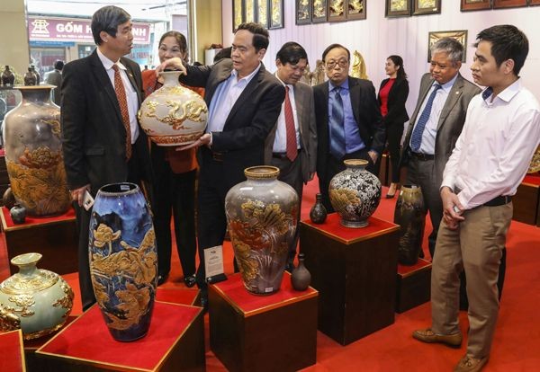 越南祖國陣線中央委員會主席陳清敏（左三）參觀八長陶瓷特品陳列室。（圖源：秋霞）