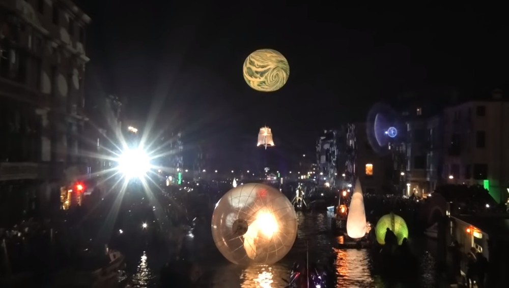 一年一度的威尼斯狂歡節當地時間16日晚在意大利北部水城威尼斯拉開帷幕。（圖源：視頻截圖）